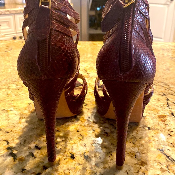Burgundy lizard print heels - Picture 3 of 3